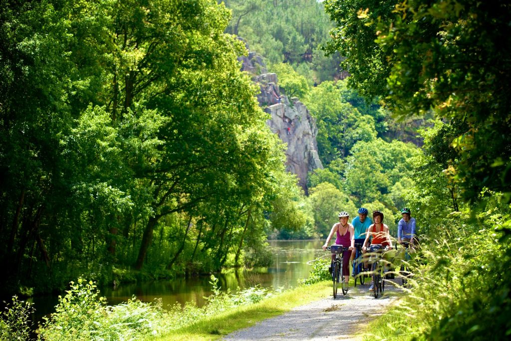 Personnes a Vélo dans la nature