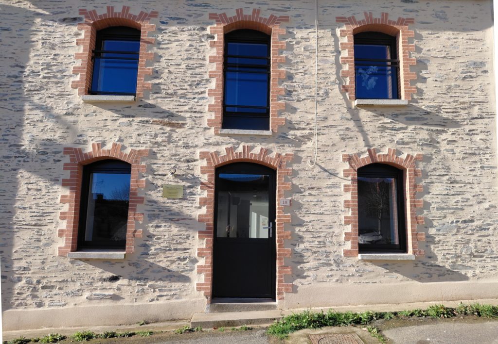 La façade de la maison médicale donne sur la place de l'église.