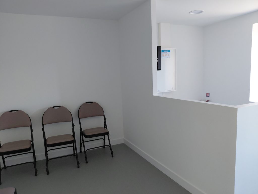 Salle d'attente + secrétariat.