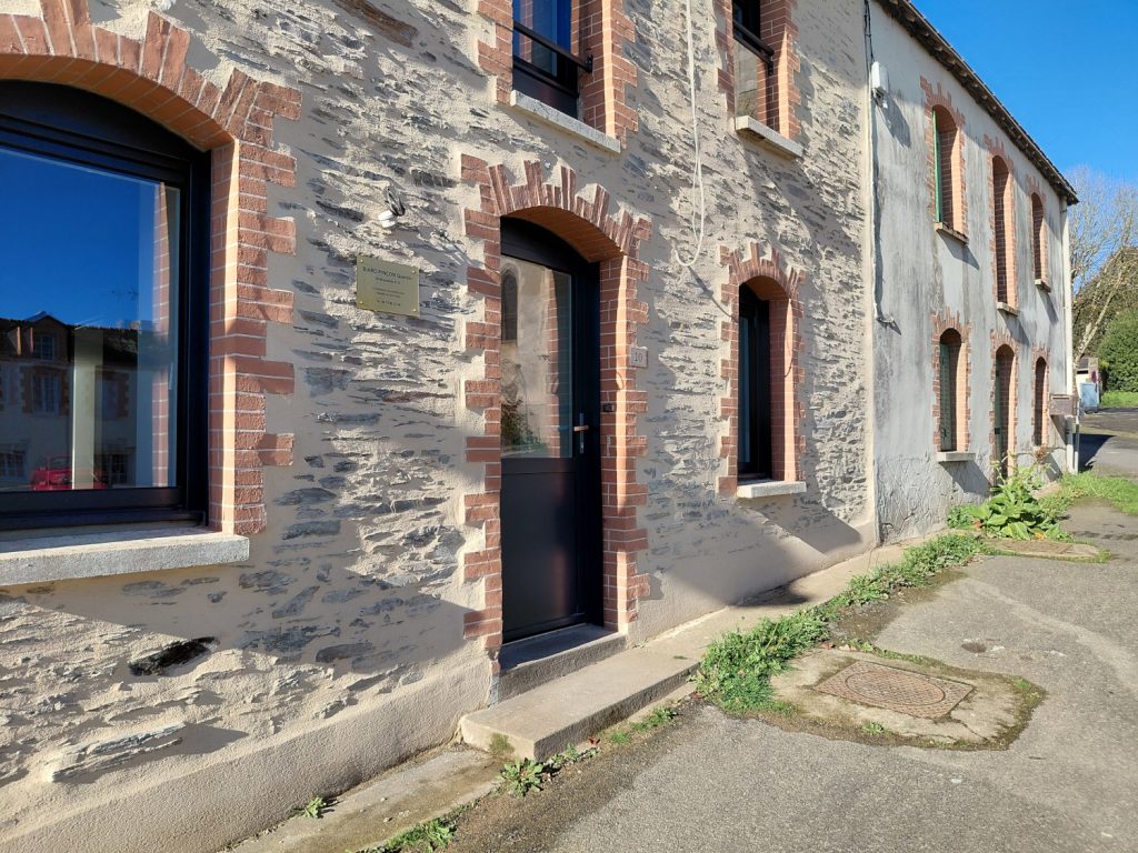 La façade de la maison médicale donne sur la place de l'église.