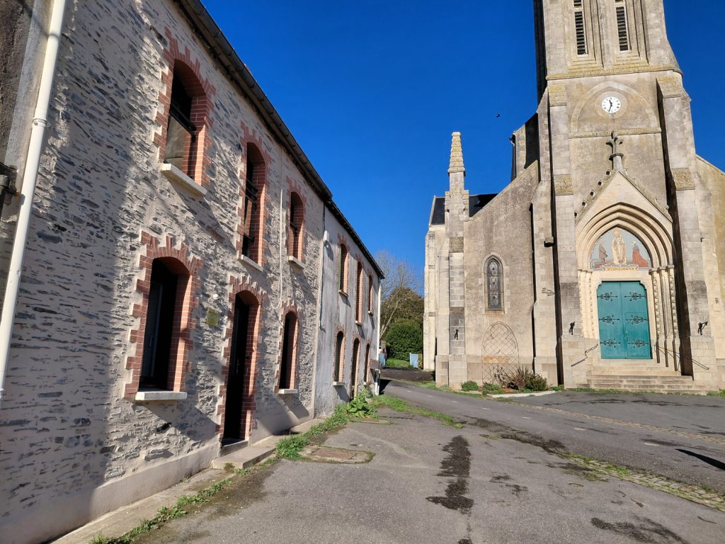 La façade de la maison médicale donne sur la place de l'église.